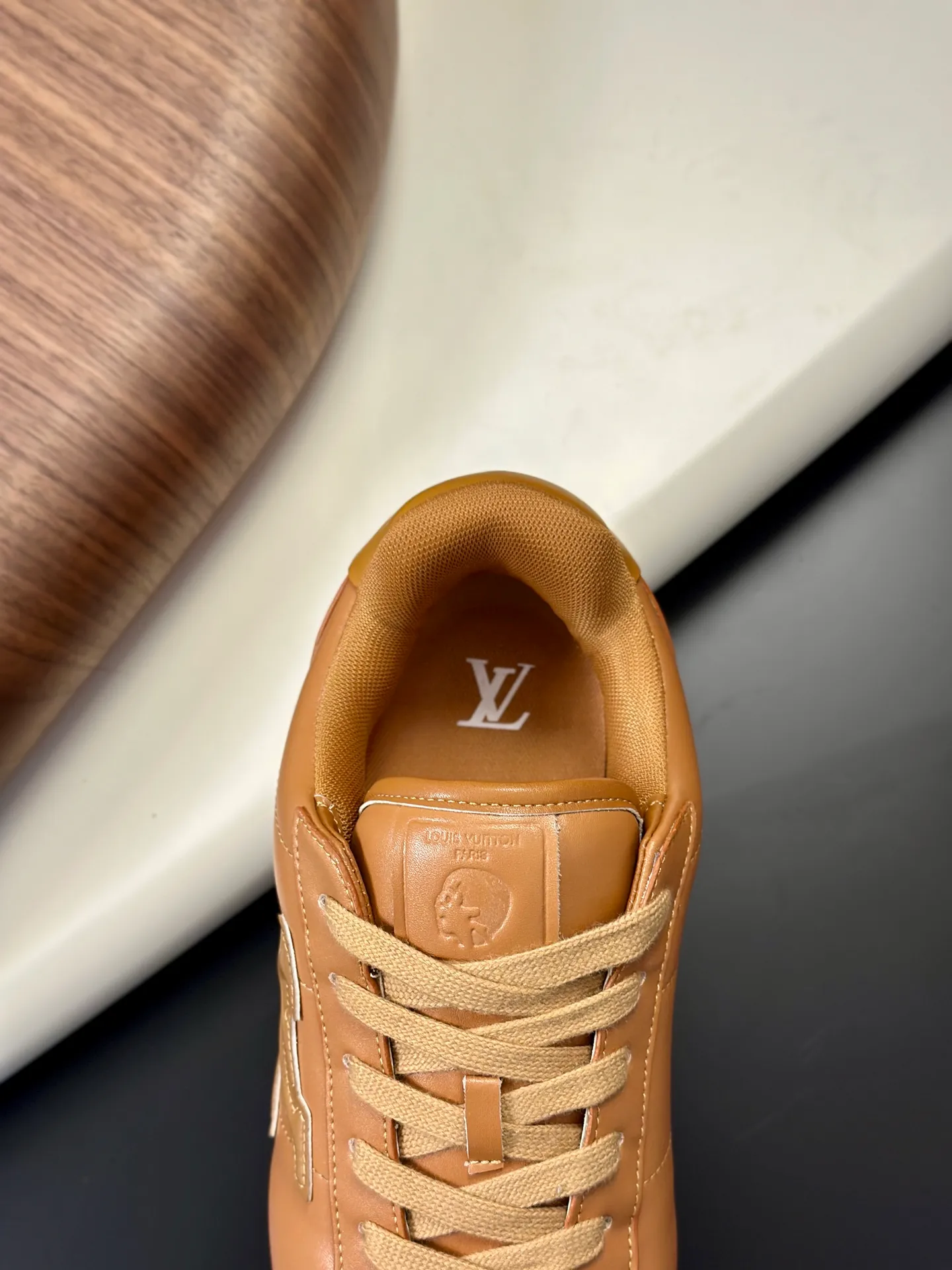 Factory direct sale ¥700💰Full set of packaging💰Top version LV-Louis Vuitton-Classic catwalk new style 1:1 developed replica of the original version! ! The upper foot is very comfortable. It is made of luxurious materials and fine workmanship. The midsole is printed with English letters "Made in Europe". The upper is made of calfskin imported from Italy. The side is decorated with the brand's LOGO and signature. The latest latex foot pads and mesh lining make the foot feel super comfortable. The original two-color TPU combination outsole is specially provided by the original factory. Bag technology Goodyear stitched edges Fabric: Exclusive custom first-layer cowhide Accessories: Exclusive private model Vuitton logo, lining: Customized silk mesh lining - first-layer silk cowhide lining Outsole: TPU combination outsole wear-resistant, non-slip and anti-yellowing Foot pads: new latex pads-mesh sweat-absorbent Counter technology: fully computerized sewing machine wire drawing Toe box back cover Hot and cold shaping Full set of pull-top last with medium and low logo pattern Counter packaging - Shoelaces, certificates, cards, instructions, certificates of quality, dust bags, the most comprehensive packaging on the Internet, men's size 339-44 (38/45 custom-made, non-refundable!